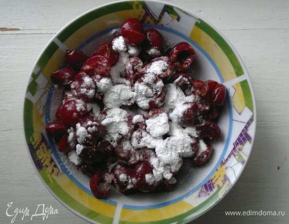 Вишни для начинки соединить с крахмалом, перемешать.