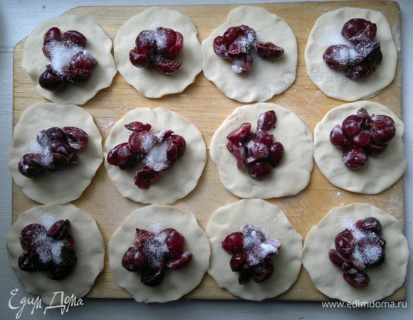 На каждый кружок теста выложить небольшое количество вишен и посыпать сахаром, примерно половина чайной ложки. В ингредиентах я указала примерное количество вишен, крахмала и сахара, т. к. у каждого человека свои предпочтения по количеству вишен и сахара в варениках.