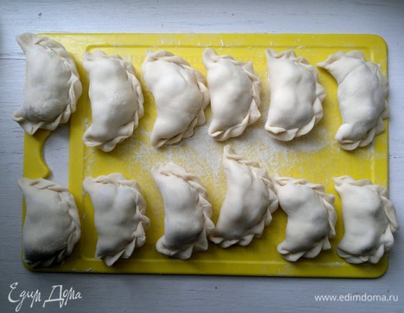 Слепить вареники. У меня получился 31 шт.