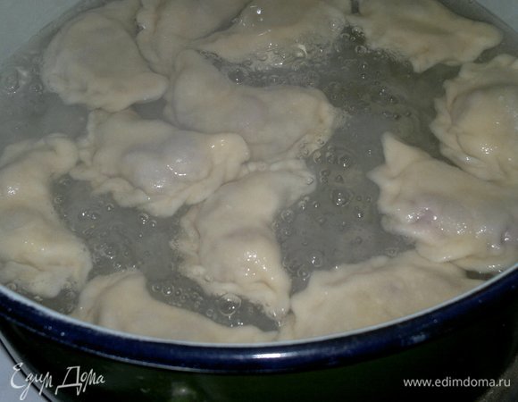 В кастрюле вскипятить воду, добавив немного соли. Выложить вареники партиями, подождать, пока всплывут, и варить 8–10 мин. После того как вареники опустили в воду, слегка перемешайте ложкой, чтобы они не осели и не пристали ко дну.