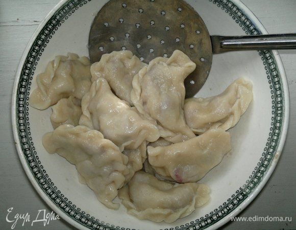 Шумовкой выкладывать вареники в миску.