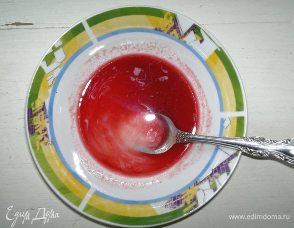 Для соуса соединить остывший вишневый сок и сгущенное молоко, перемешать. Сметану соединить с сахаром и тщательно перемешать до растворения сахара.