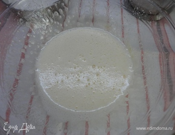 Яйцо взбить с сахаром.