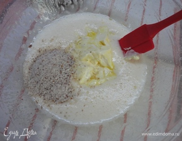 Добавить размягченное масло и миндаль.