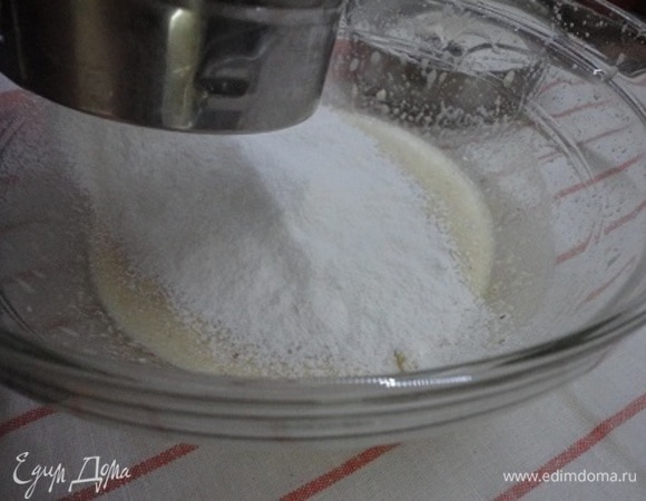 Просеять муку, смешанную с разрыхлителем. Замесить тесто. Оно получается мягкое, но муку больше не добавлять.