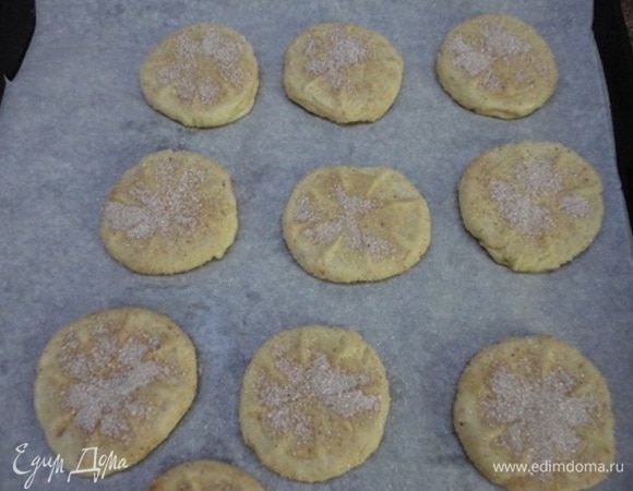 Для любителей сладкого можно еще посыпать сахаром с корицей.