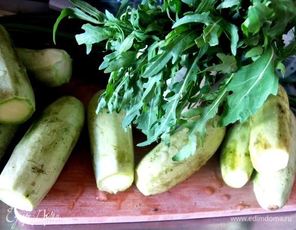 Моем молодые кабачки и руколу.