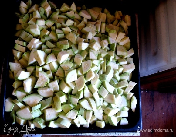 Нарезаем кабачки кубиками.