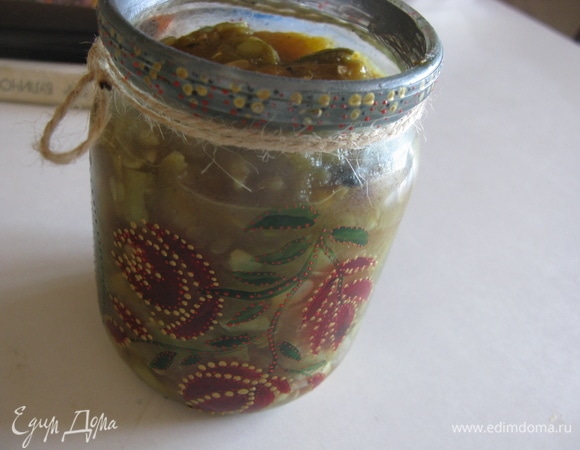 У меня вышло 9 банок объемом 0,5 л. И еще осталось. Всем приятного.