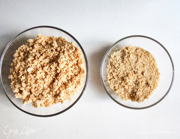 Измельчить в блендере вафли и орехи.