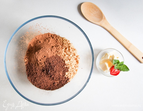 Смешать в чаше орехи, шоколад, какао и спред из растительных масел.