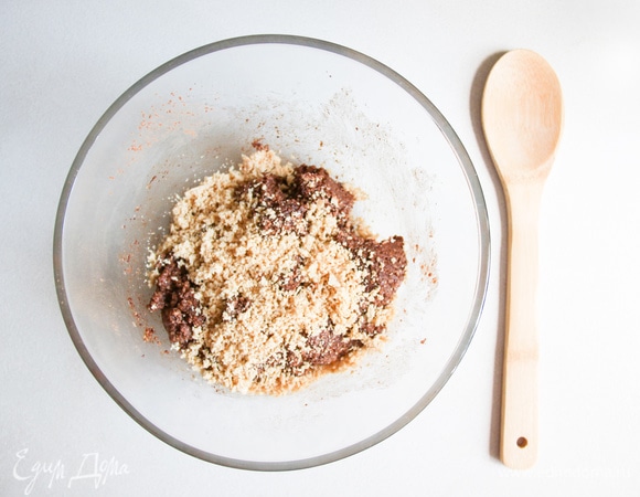 Добавить вафли. Смешать. Сформировать из массы конфеты и заморозить в холодильнике на 1–2 часа. Приятного аппетита!