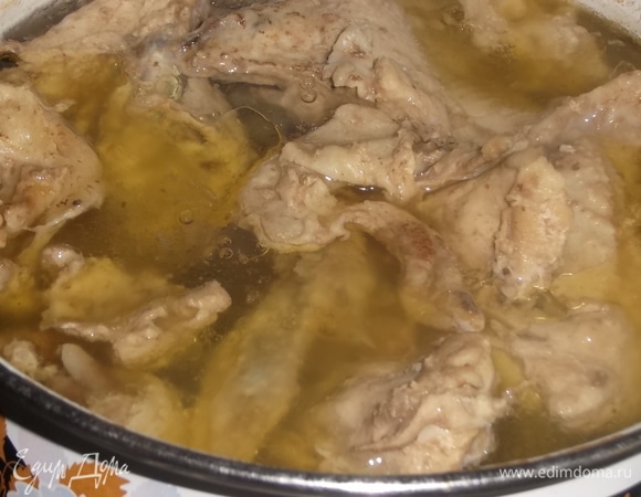 Картофель сварить вместе с курицей. По готовности размять и отправить обратно в бульон.