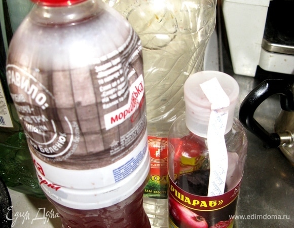 Вот такие они — соки и соусы с уксусами. Варим из всего этого с водой, лавровым листом, солью и сахаром рассол. Специи добавляем по вкусу. Заливаем воду и ставим в духовку.