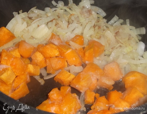 Сало мелко нарезать или пропустить через мясорубку. Обжарить вместе с луком до золотистого цвета. Добавить тыкву, жарить до аромата и изменения цвета.