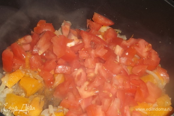 Нарезать помидоры, добавить к овощам. Пережарить.