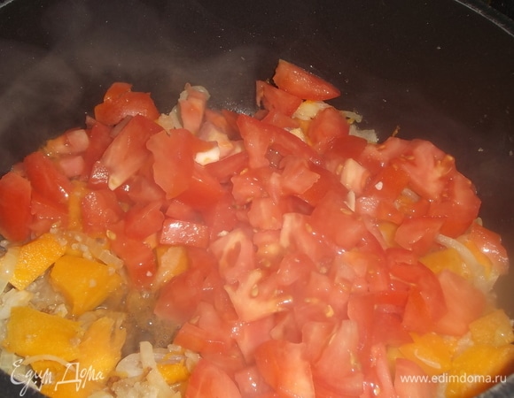 Нарезать помидоры, добавить к овощам. Пережарить.