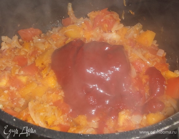 Добавить томатную пасту и сахар. Обжарить.