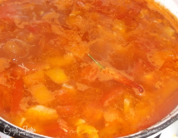 Готовую зажарку выложить в бульон. Добавить гвоздику, соль, жгучий перец. Прокипятить в течение 5 минут. Всыпать вермишель, довести до кипения. Выключить, накрыть крышкой и дать настояться в течение 10 минут.