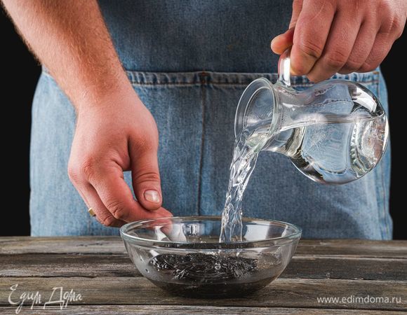 Подготовьте чернослив. Обдайте его кипятком и замочите в горячей воде на 15 минут. Затем воду слейте, а чернослив обсушите.
