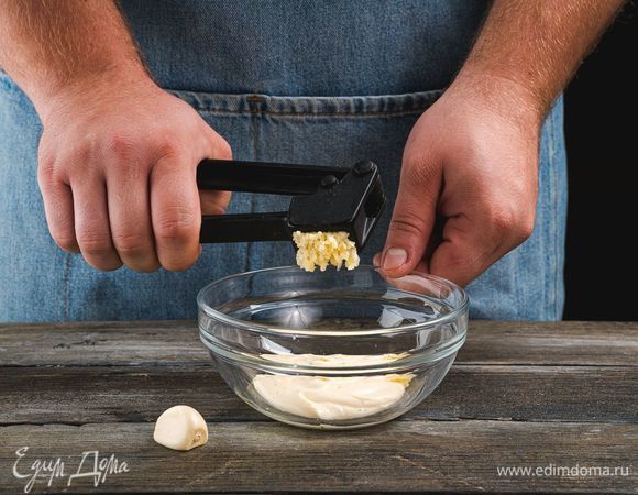 Пропустите через пресс чеснок, смешайте его с майонезом. Дайте немного настояться.