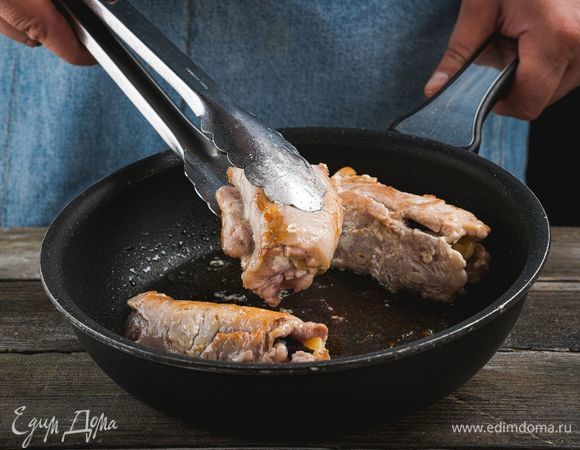 Рулетики обжарьте на сковороде до готовности.