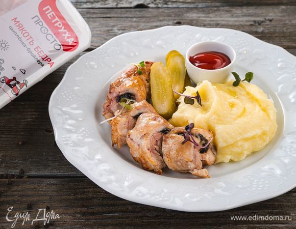 Готовые фаршированные бедрышки разрежьте и подавайте с любимым гарниром. Приятного аппетита!