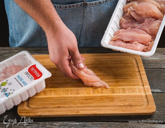 Малое куриное филе ТМ «Петруха Просто» промойте, обсушите, нарежьте полосками.