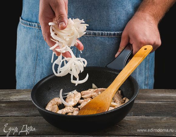 В сковороде разогрейте немного растительного масла, обжарьте филе до полуготовности. Добавьте к филе измельченный репчатый лук, соль, перец, другие специи по вкусу и обжаривайте филе до полной готовности.