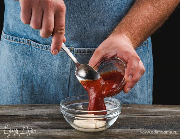 Смешайте майонез и кетчуп.