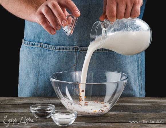 Сначала приготовьте маринад для курицы. Для этого смешайте в глубокой емкости кефир, перец чили и черный молотый, соль.