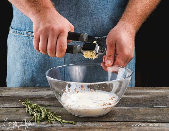 С веточек розмарина оборвите листики и добавьте половину в маринад. Чеснок пропустите через пресс и также добавьте к кефиру.