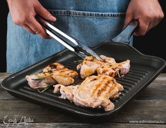 Когда время маринования истечет, сковороду-гриль сбрызните растительным маслом и пожарьте на ней окорочка до готовности.