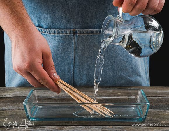 Если вы будете готовить шашлычки дома на сковородке, то замочите предварительно деревянные шпажки в воде на 30 минут.