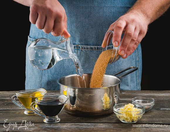 В кастрюле соедините 1 стакан воды, жидкий мед, соевый соус, коричневый сахар, тертый корень имбиря, чесночный порошок. Перемешайте и поставьте на средний огонь.