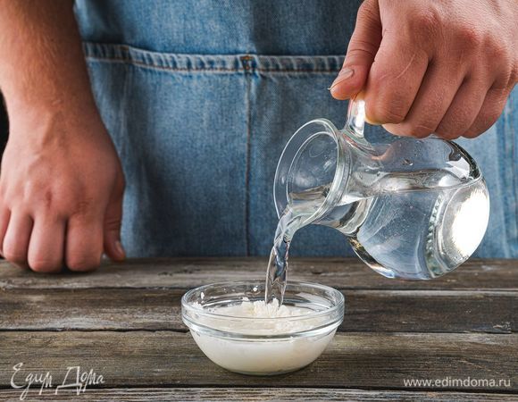 Отдельно в емкости смешайте 0,25 стакана воды и 1 ст. л. кукурузного крахмала.