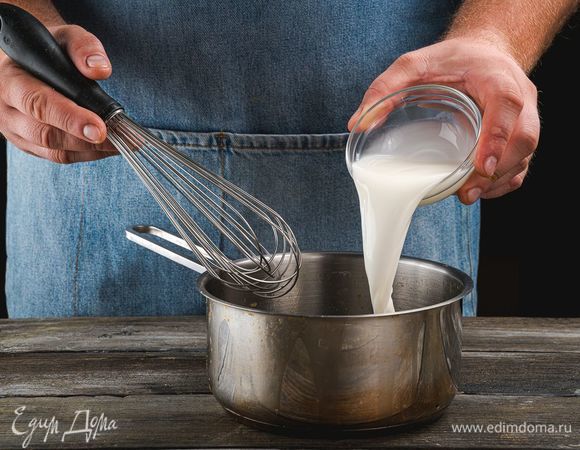 Когда жидкость в кастрюле начнет закипать, добавьте крахмальную смесь. Перемешайте и варите в течение 2 минут. Далее снимите с огня и остудите.