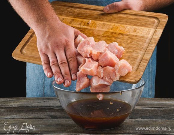 Выложите филе в маринад и оставьте минимум на 1 час.