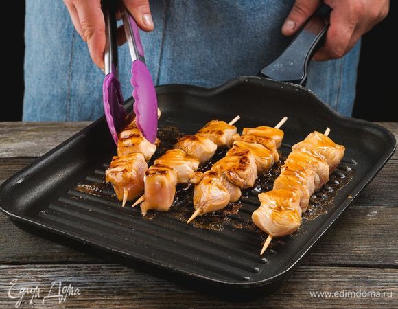 Нанижите мясо на шпажки. Разогрейте сковороду-гриль и обжарьте шашлычки до готовности.