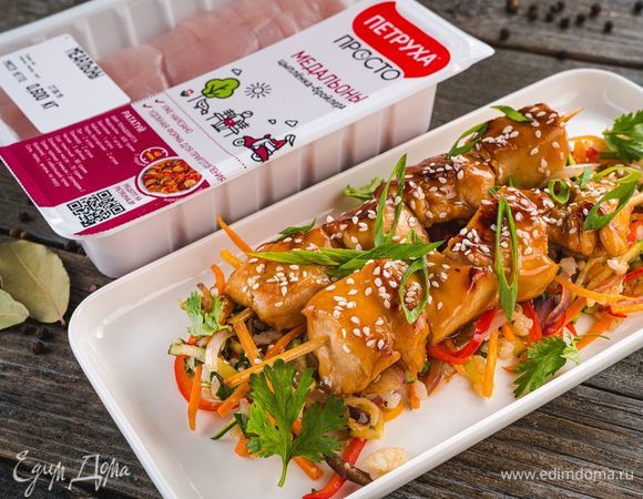 Готовые шашлычки посыпьте измельченным зеленым луком и кунжутными семечками. Это блюдо можно приготовить и на открытом огне, получится не менее вкусно! Приятного аппетита!