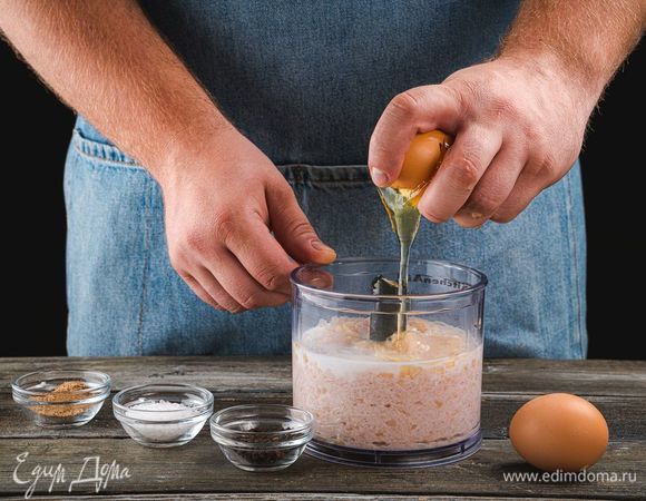 Добавьте яйца, пропущенный через пресс чеснок, мускатный орех, перец и соль. Еще раз все пробейте блендером.