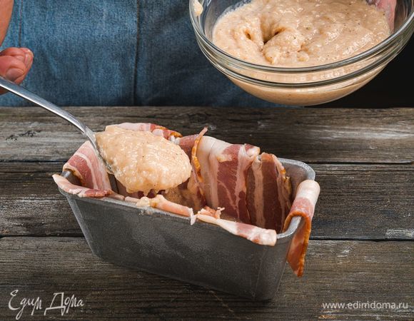 Беконом выстелите форму для выпекания, выложите часть полученной смеси.