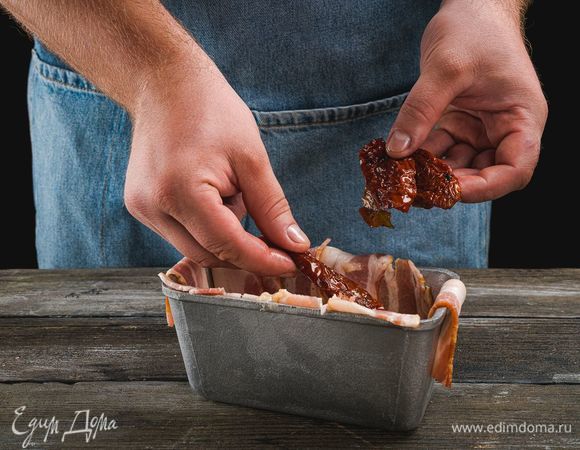 Вяленые томаты обсушите от масла и выложите в середину формы.