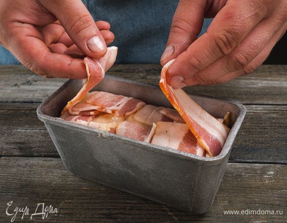 Затем выложите оставшуюся часть смеси и закройте сверху полосками бекона. Запекайте террин при 180°С в течение 40 минут.