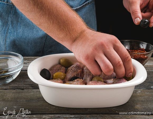 Сверху положите оливки.