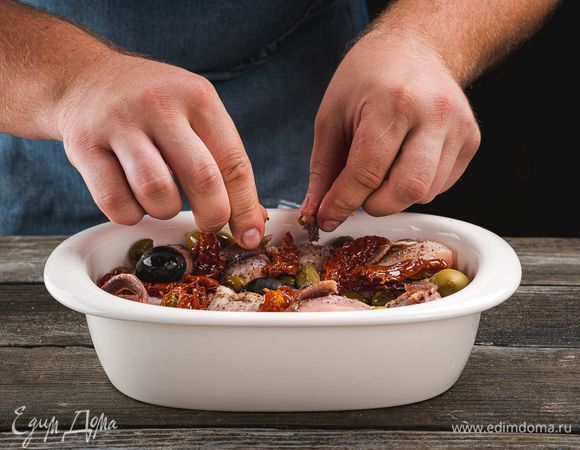 Добавьте вяленые томаты.