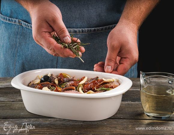 Положите раздавленный ножом чеснок и веточки розмарина. Влейте вино.