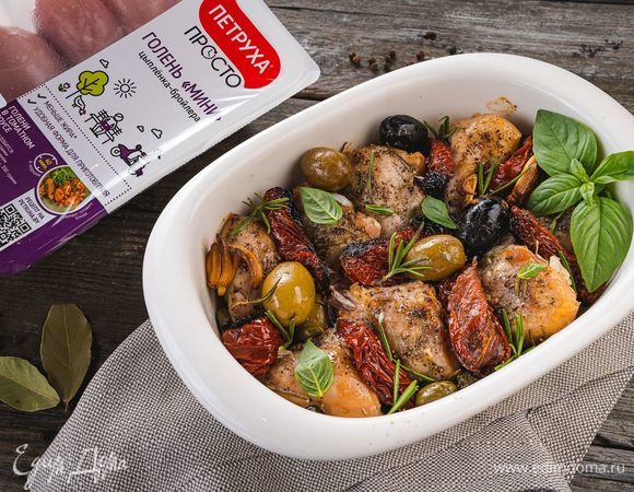 Поставьте форму в предварительно разогретую до 190°С духовку. Запекайте голени 1 час. В процессе приготовления переверните куриные ножки 1–2 раза. Если жидкость быстро выпарится, добавьте в форму еще немного вина или воды. Готовые ароматные голени сразу подавайте к столу, дополнив салатом из свежих овощей. Приятного аппетита!