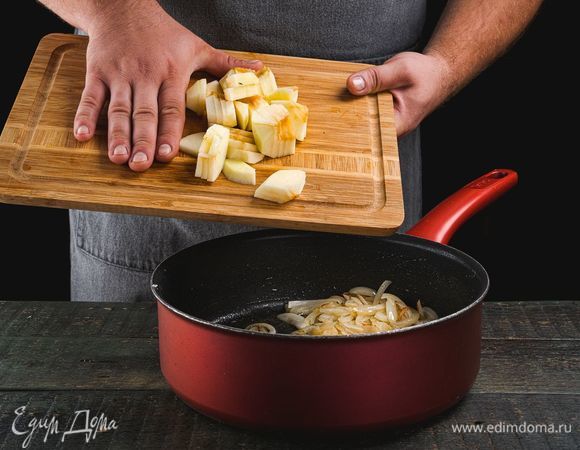 Разогрейте в сковороде растительное и сливочное масло, положите лук и обжарьте до золотистого цвета, постоянно помешивая. Добавьте яблоки, сушеный тимьян и шалфей, сахар. Перемешайте и тушите под крышкой в течение 10 минут.