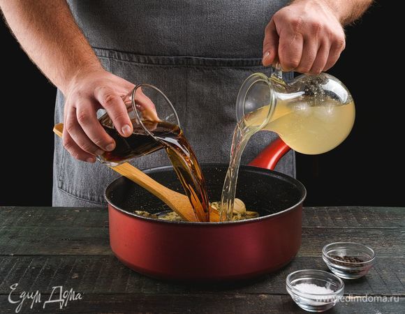 Добавьте муку, мясной бульон и пиво. Посолите, поперчите, положите чеснок. Все перемешайте и готовьте еще 7 минут. Соус должен получиться золотисто-коричневого цвета и слегка густым. Поставьте его охлаждаться в холодильник.